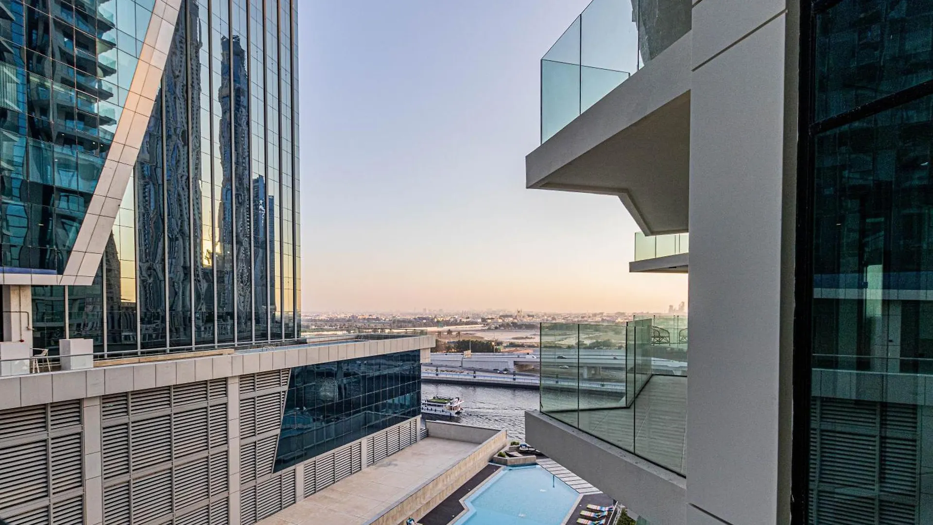 Modern Luxury 1Br Missoni Apt With Canal Panorama Dubai Apartment