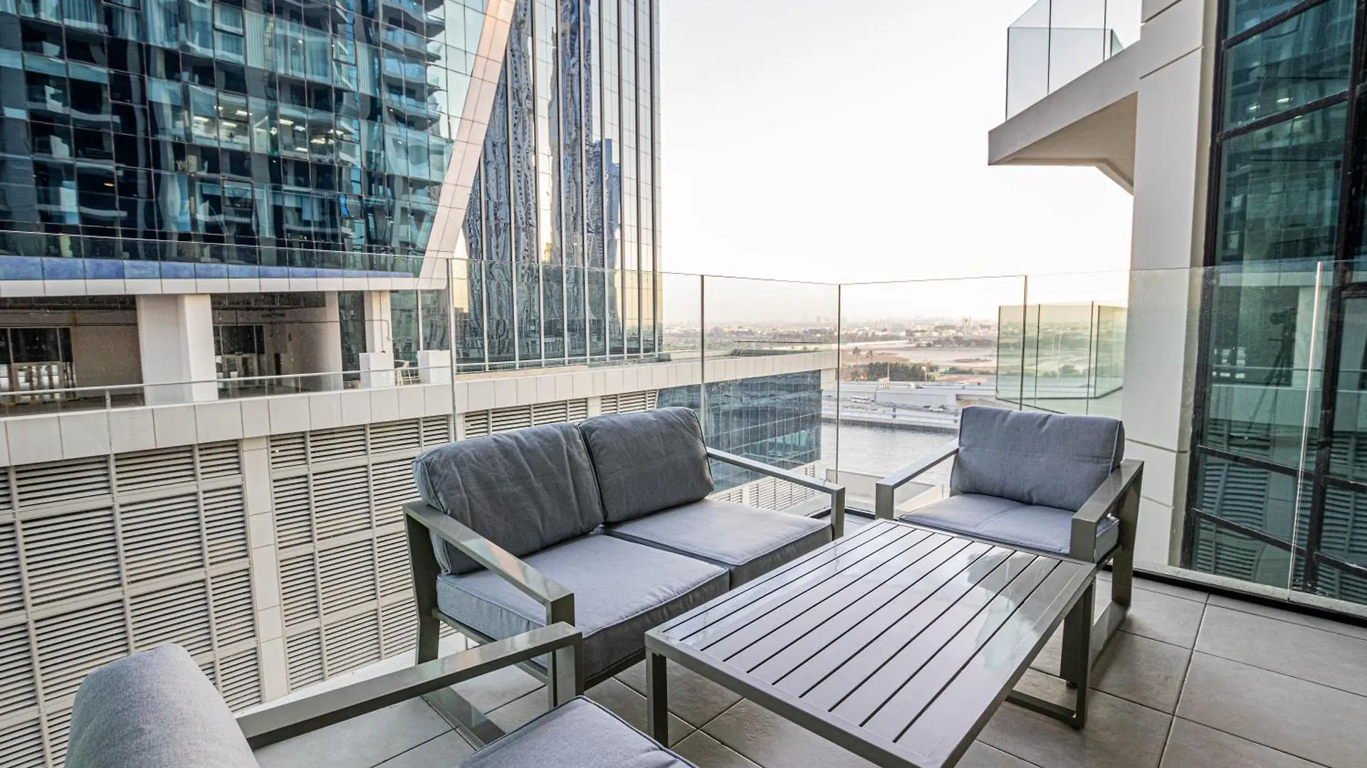 Modern Luxury 1Br Missoni Apt With Canal Panorama Dubai
