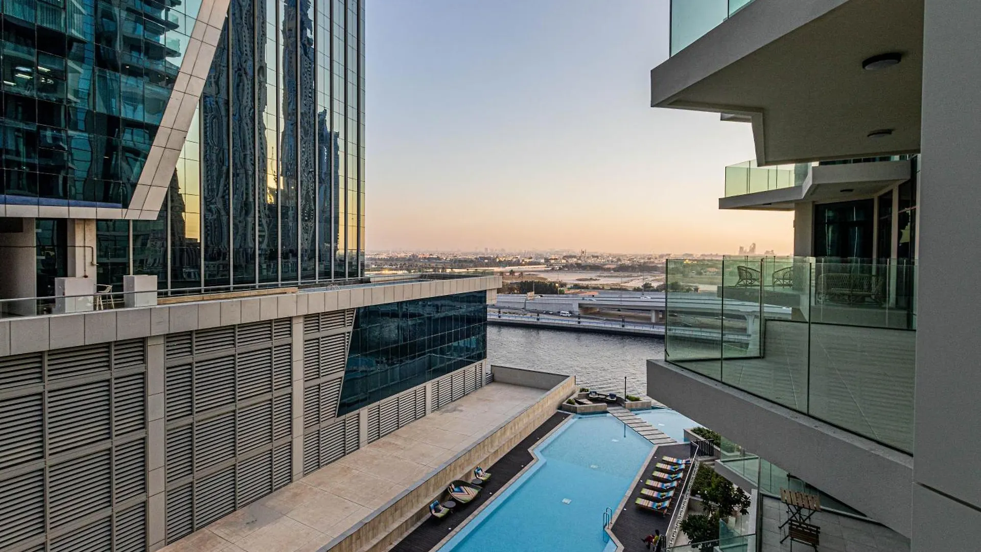 Modern Luxury 1Br Missoni Apt With Canal Panorama Dubai Apartment